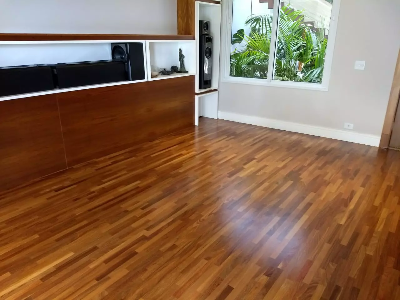 Aplicação de Bona em Tacos de Cumaru de primeira