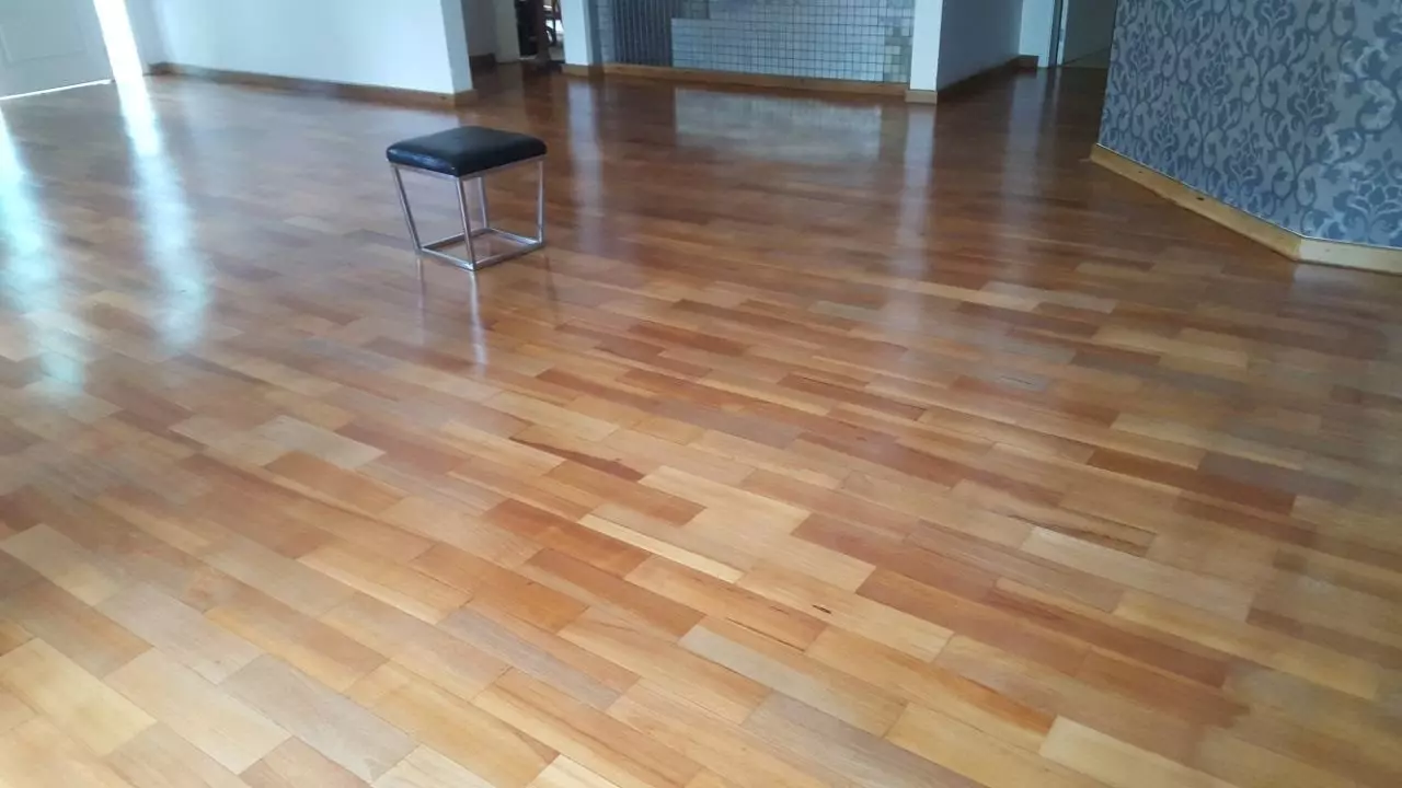 Aplicação de Bona em Tacos de Ipê de primeira