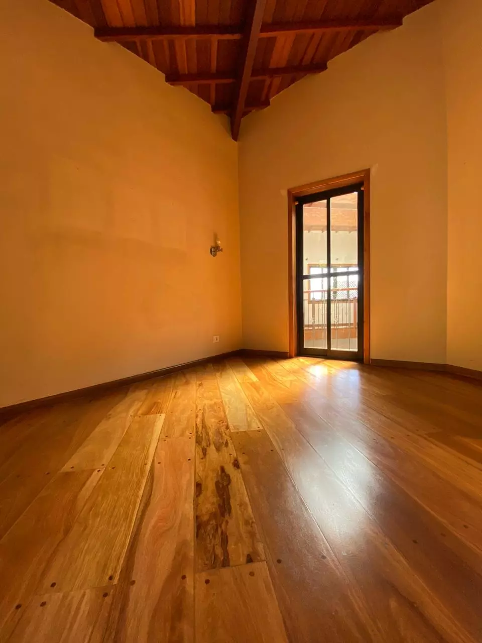 Aplicação de Bona em Tacos de Ipê mesclado