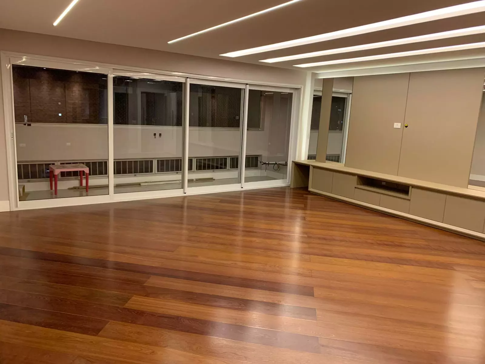 Aplicação de Bona em Tacos de Cumaru mesclado