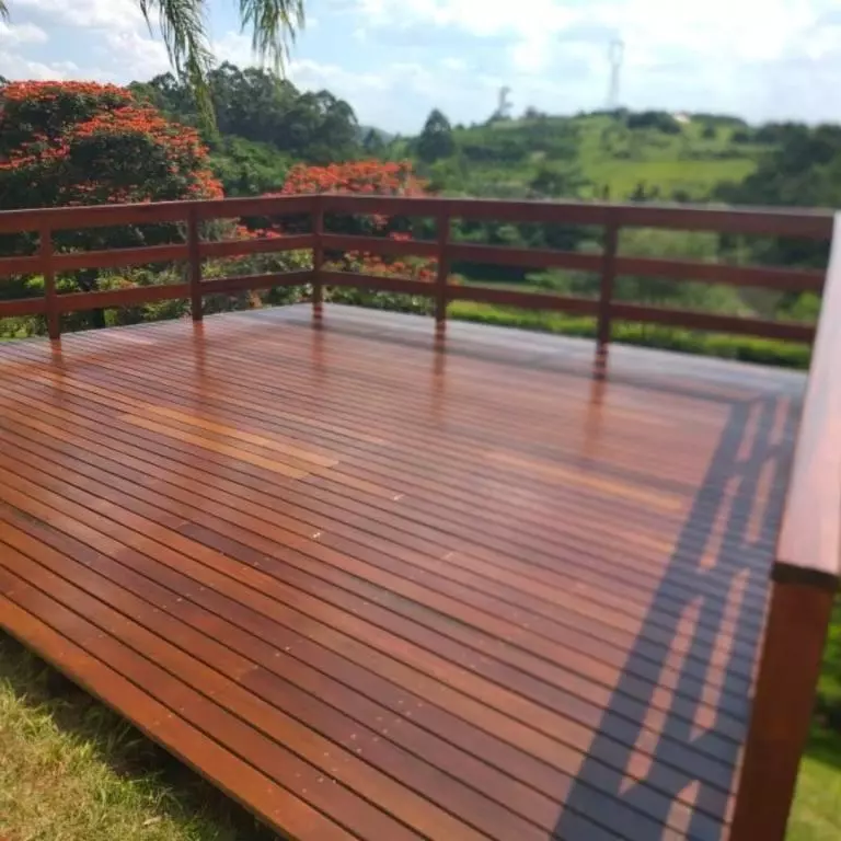Manutenção de Deck de Madeira em Tacos de Ipê de primeira