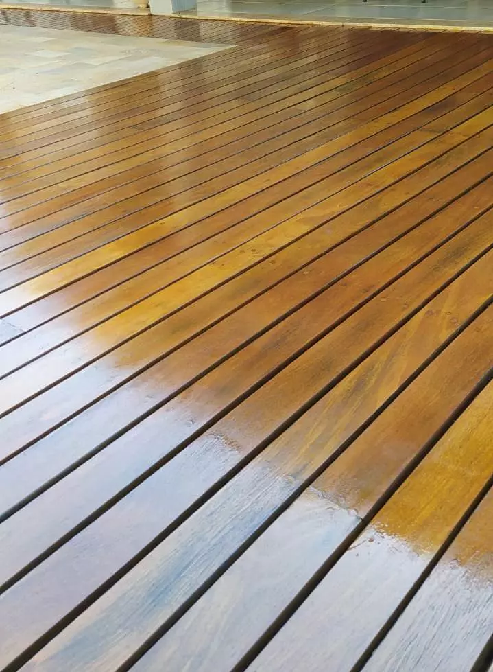 Manutenção de Deck de Madeira