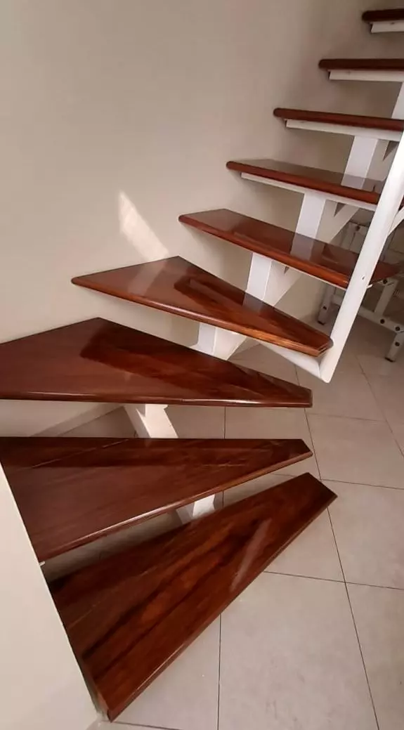 Aplicação de Sinteco em Escada de Madeira